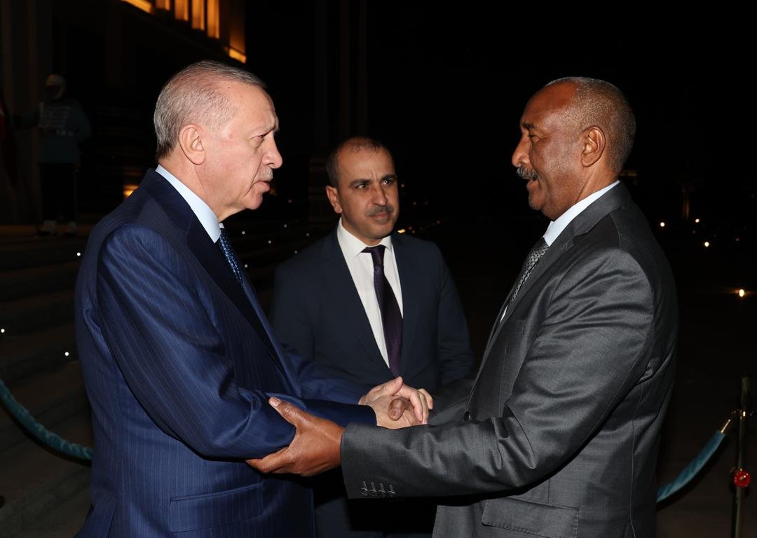 البرهان يبلغ أردوغان تطورات الأوضاع في السودان