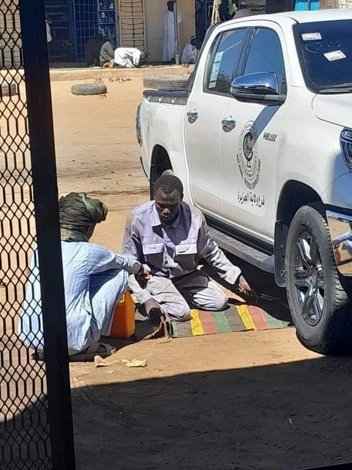 شاهد بالصور.. رصد عربة حكومية سودانية قامت بنهبها قوات الدعم السريع معروضة للبيع في دولة النيجر والجمهور يسخر على الأقل كان تفكوا اللوحات