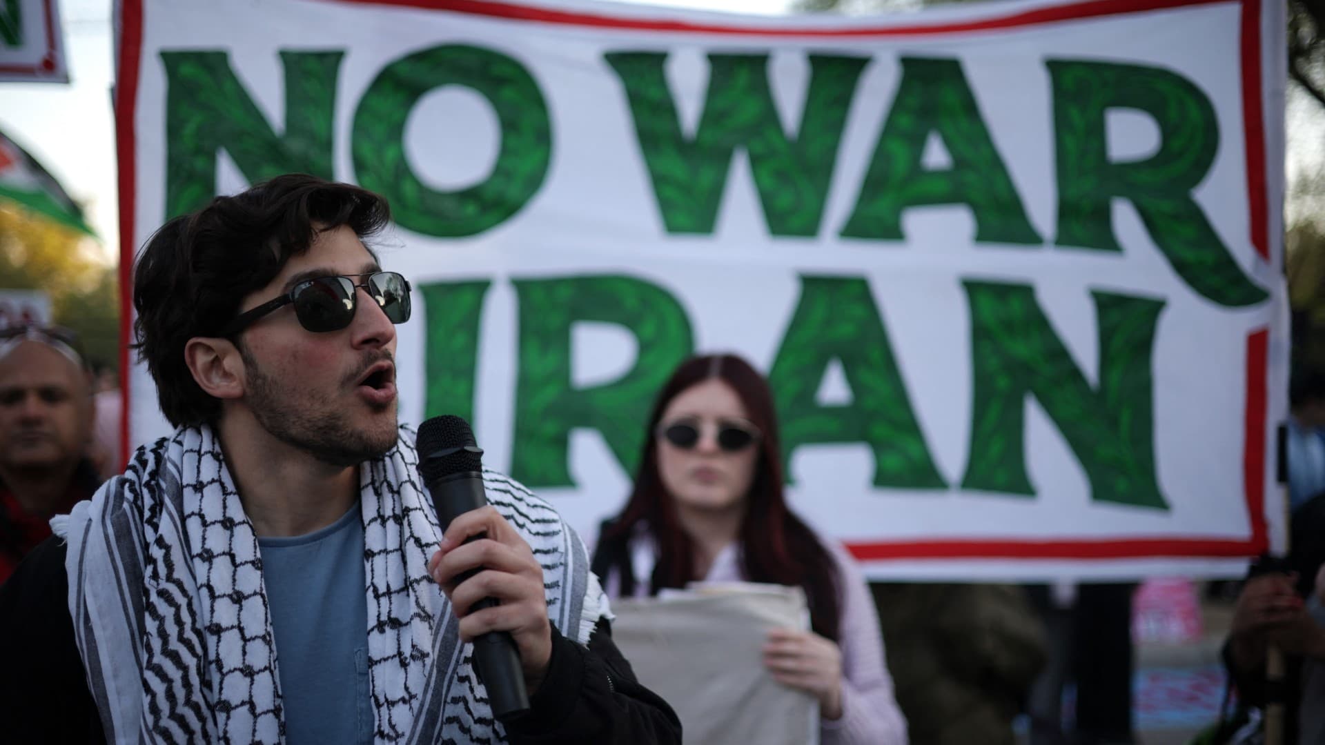 War deepens generational rift inside IranianAmerican households War deepens generational rift inside IranianAmerican households