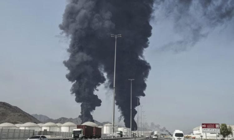 حريق بمنطقة الفجيرة للصناعات البترولية بعد استهدافها بمسيرة قادمة من إيران حريق بمنطقة الفجيرة للصناعات البترولية بعد استهدافها بمسيرة قادمة من إيران