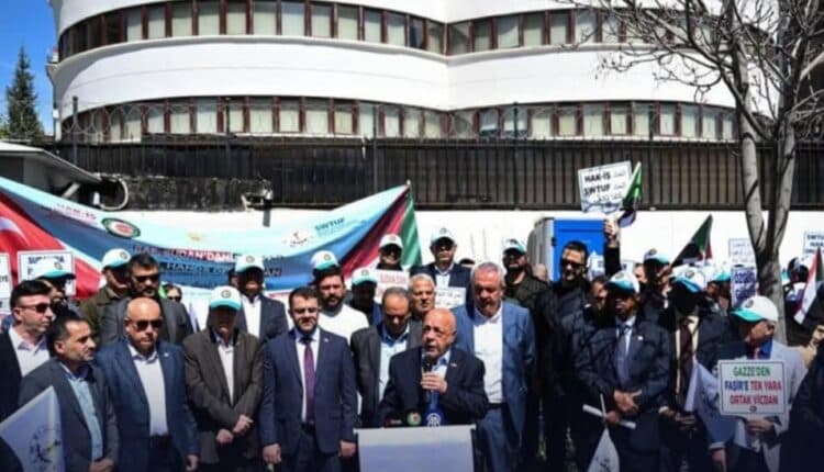 أتراك يتظاهرون امام سفارة الإمارات رفضا للتدخل في السودان أتراك يتظاهرون امام سفارة الإمارات رفضا للتدخل في السودان