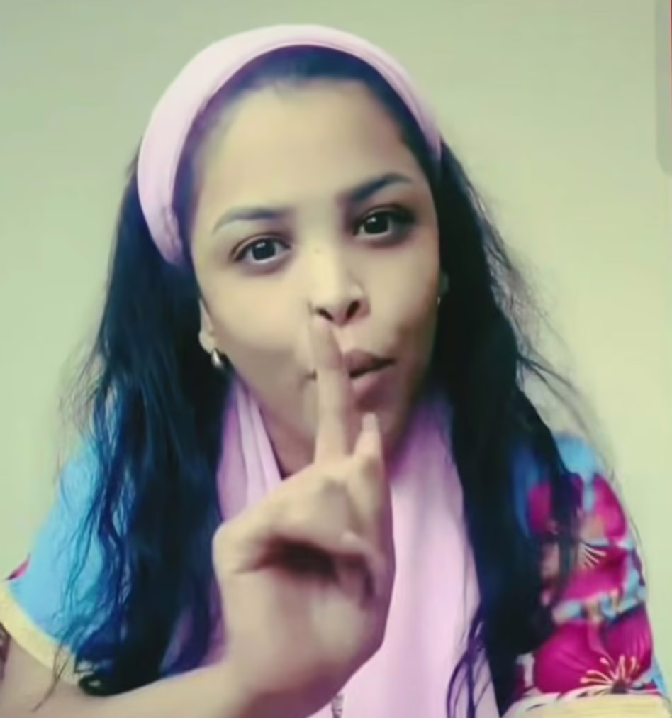 شاهد بالصورة والفيديو.. الفنانة رؤى محمد نعيم ترد على متابعة وصفتها بــالبايرة: بعرس أبوك عشان أجهجهك انتي وأمك شاهد بالصورة والفيديو.. الفنانة رؤى محمد نعيم ترد على متابعة وصفتها بــالبايرة: بعرس أبوك عشان أجهجهك انتي وأمك