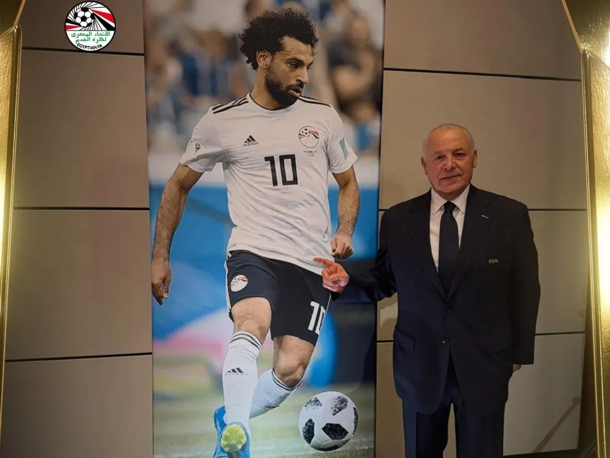 رئيس اتحاد الكرة المصري يتابع برنامج علاج محمد صلاح رئيس اتحاد الكرة المصري يتابع برنامج علاج محمد صلاح