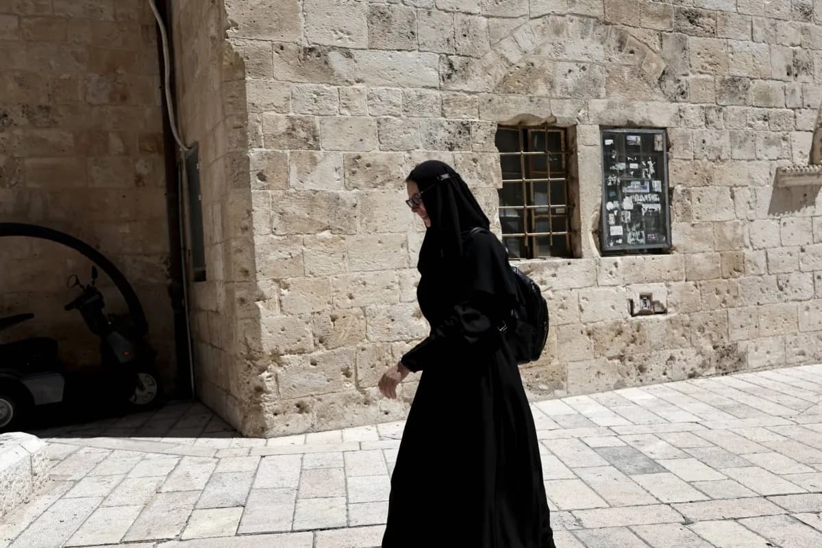 الشرطة الإسرائيلية تعتقل رجلا بعد الاعتداء على راهبة في القدس الشرطة الإسرائيلية تعتقل رجلا بعد الاعتداء على راهبة في القدس