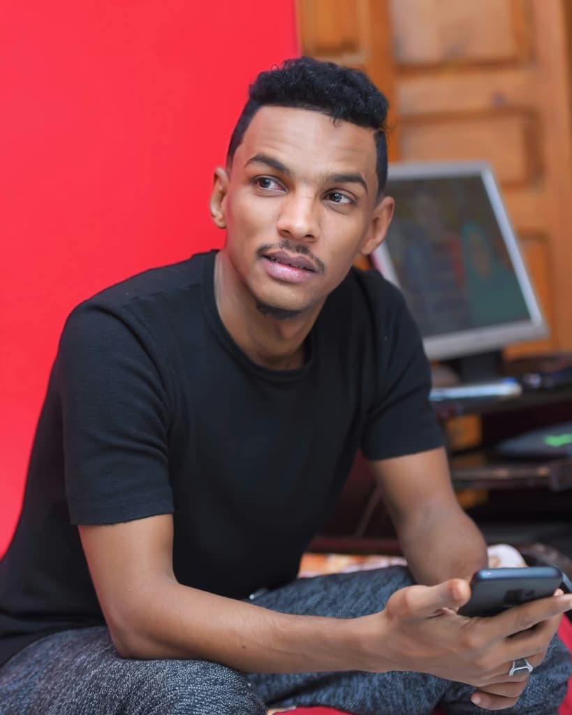 شاهد.. البرنس يشعل النيران بتصريحات خطيرة في تسجيل صوتي مسرب: الفنانات كلهم بسكروا واكتشفتهم كلهم سكرانات شاهد.. البرنس يشعل النيران بتصريحات خطيرة في تسجيل صوتي مسرب: الفنانات كلهم بسكروا واكتشفتهم كلهم سكرانات