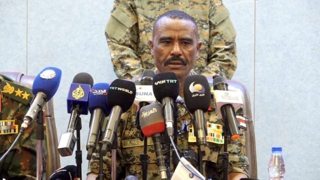 قائد منشق عن ميليشيا الدعم السريع يفجر مفاجأة قائد منشق عن ميليشيا الدعم السريع يفجر مفاجأة