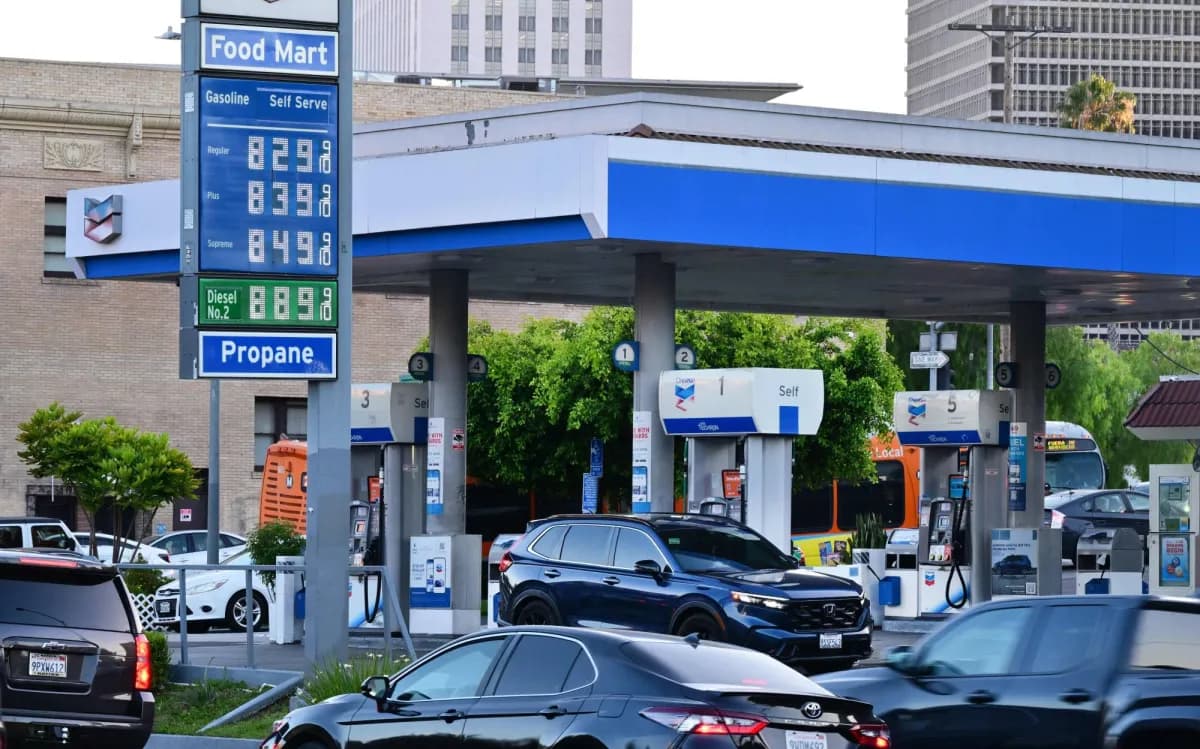 النفط يرتفع وسط تقارير تمديد الولايات المتحدة الحصار على إيران النفط يرتفع وسط تقارير تمديد الولايات المتحدة الحصار على إيران