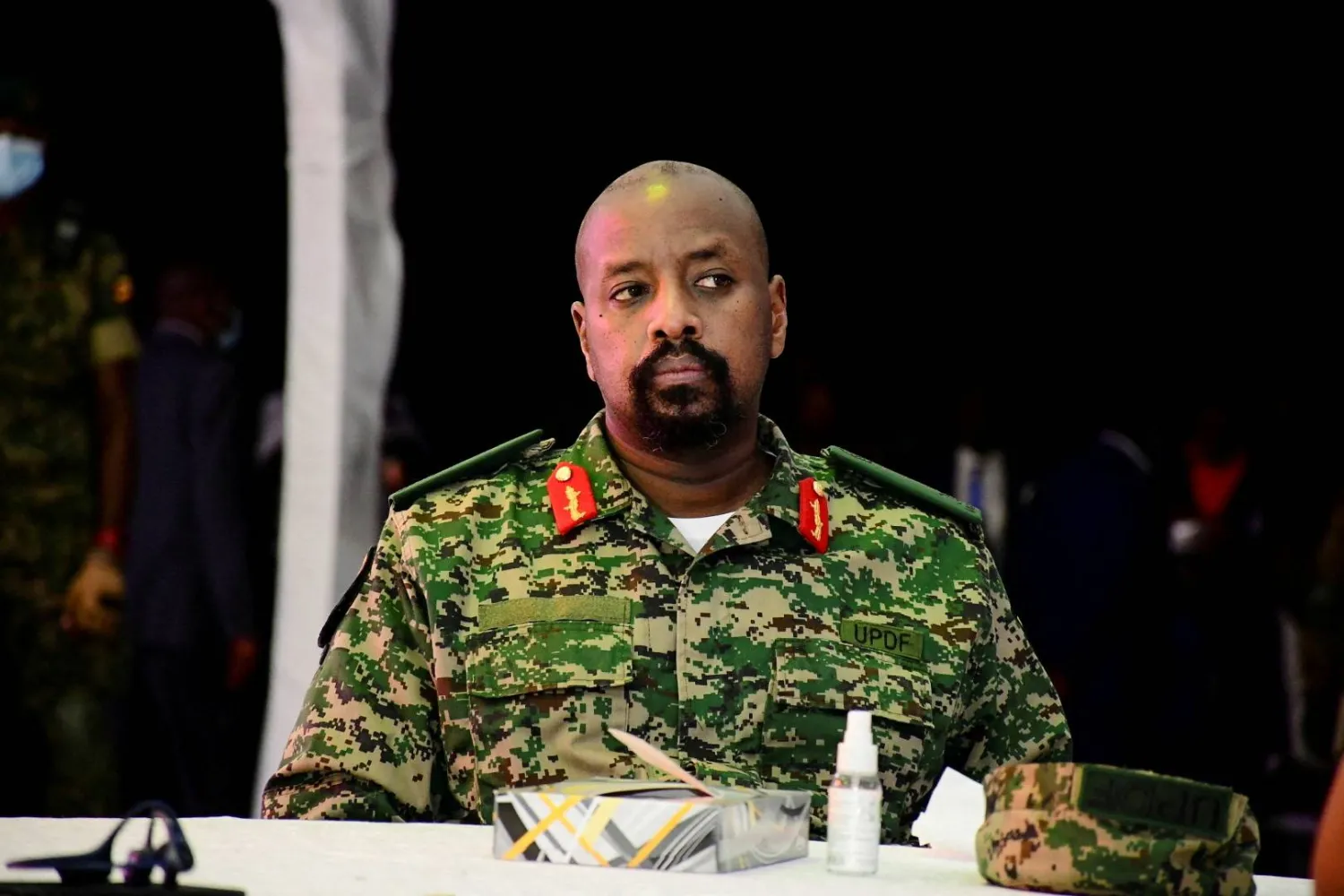 نجل الرئيس الأوغندي يهدد بعقوبات لكل من يقترع ضد والده020 نجل الرئيس الأوغندي يهدد بعقوبات لكل من يقترع ضد والده