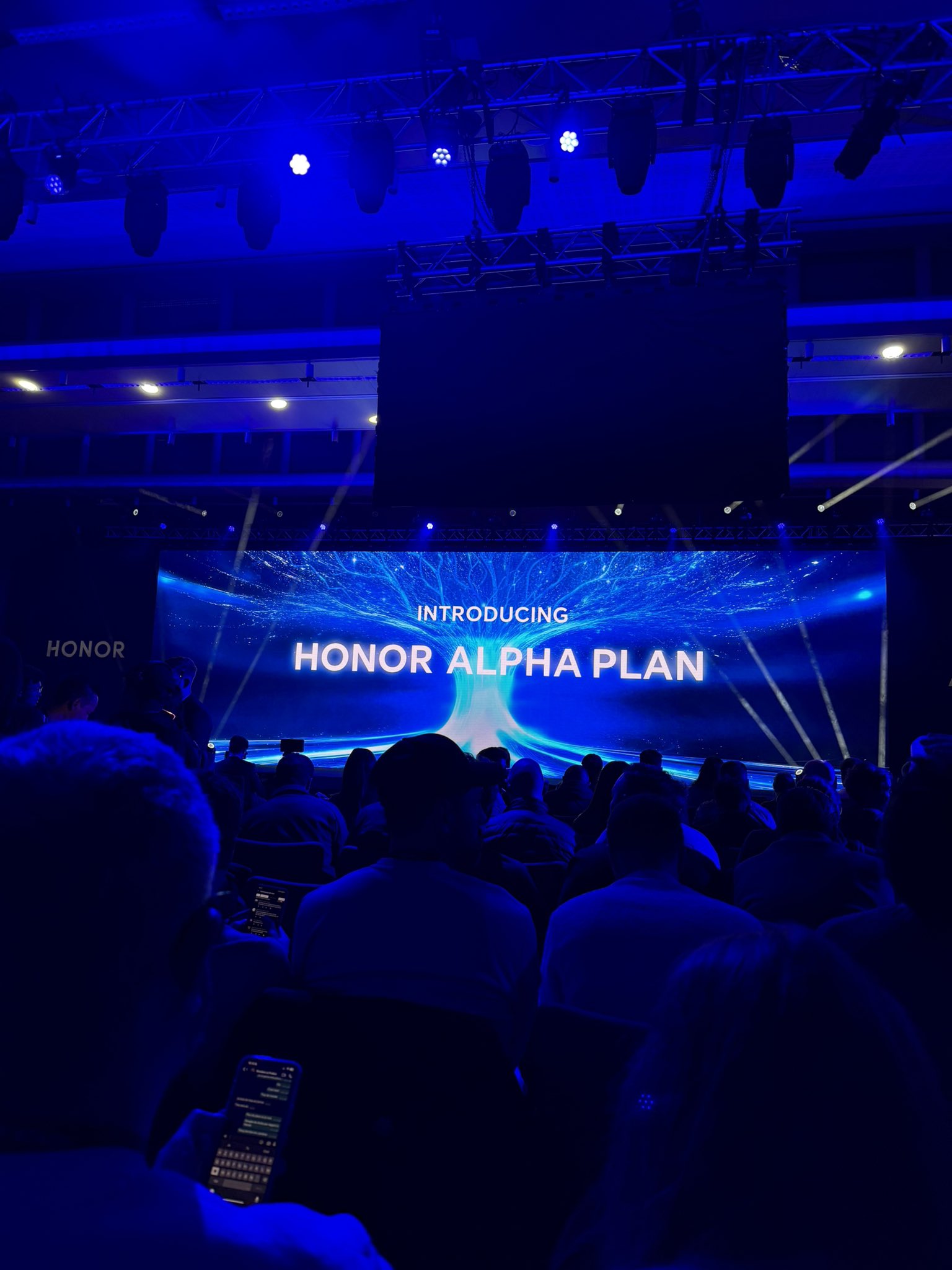 MWC25 هونر تطلق خطة Alpha Plan الريادية و7 سنوات من تحديثات أندرويد والأمان لسلسلة Magic HONORMWC2025