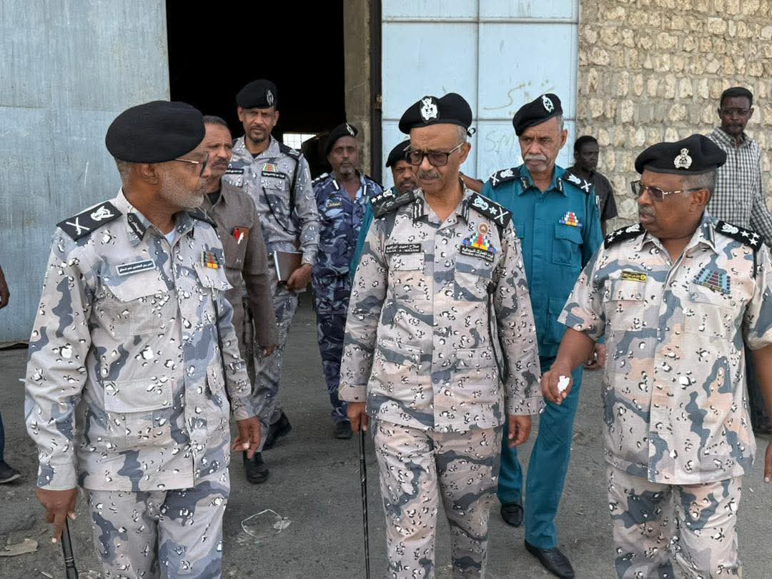 المدير العام يتفقد جمارك ميناء عثمان دقنة020 المدير العام يتفقد جمارك ميناء عثمان دقنة