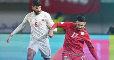 منتخب عمان يتقدم على البحرين 10 في الشوط الأول بنهائي خليجي 26.. فيديو