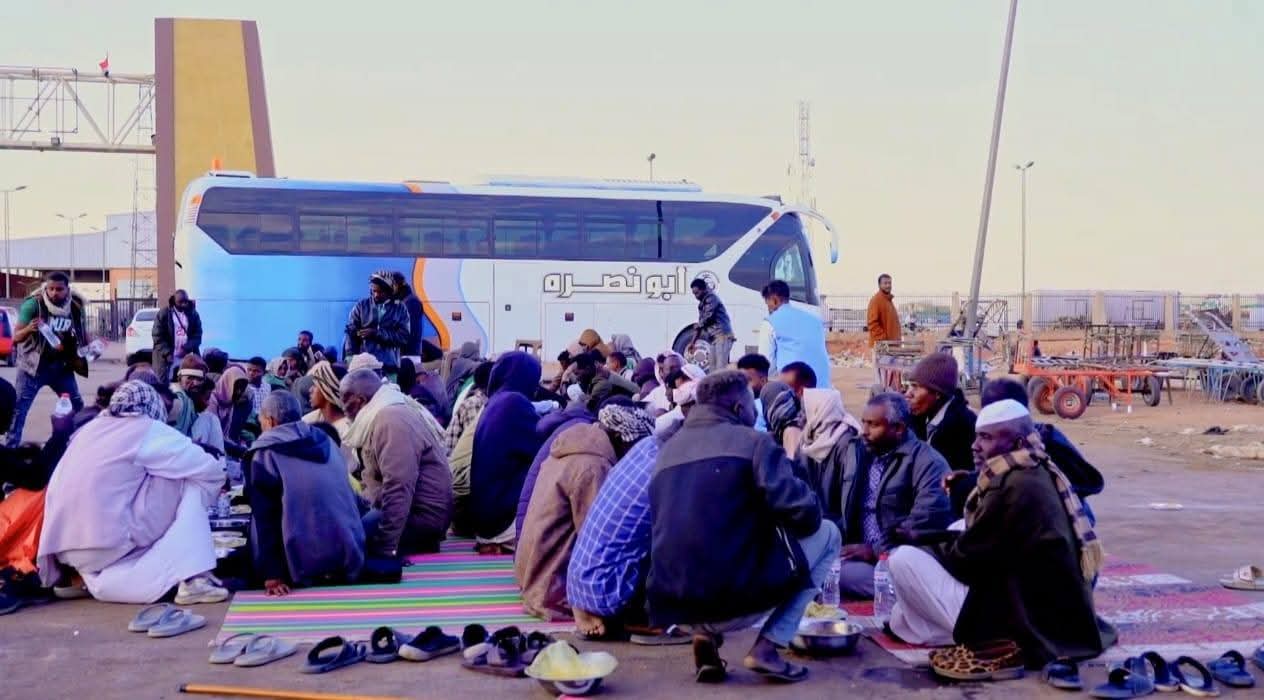 منظومة الصناعات الدفاعية تنفذ برنامج الخيمة الرمضانية لإفطار العائدين بمعبر أرقين