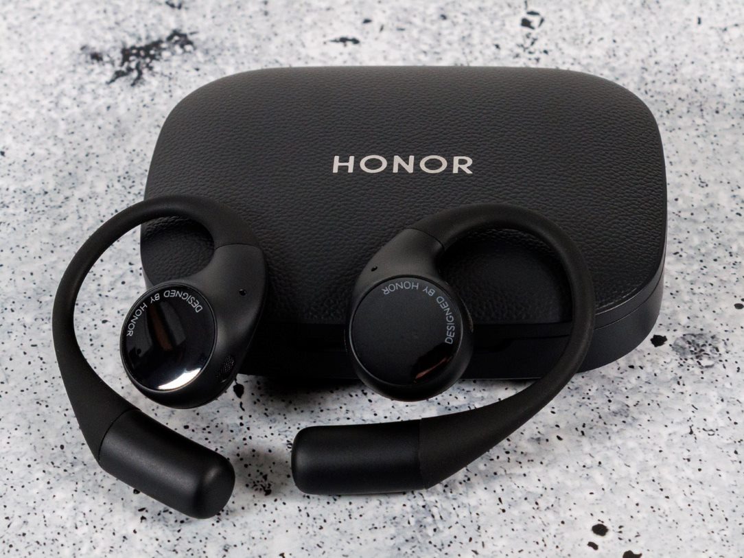 MWC25 هونر تكشف عن سماعات Honor Earbuds Open بتصميم مستوحى من القمر في MWC 2025