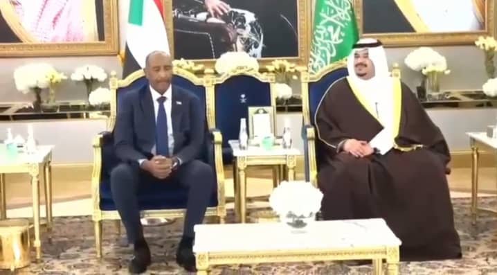 البرهان يصل الرياض وقطر تقدم تعهدات في أزمة السودان وتدعوه لزيارة الدوحة