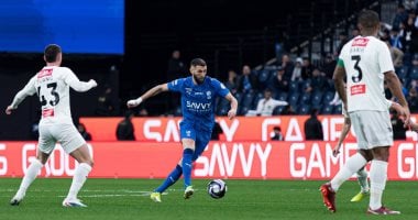 الهلال ضد النجمة.. الزعيم يتفوق بهدف بنزيما في الشوط الأول فيديو