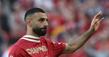 محمد صلاح يودع أرنولد بعد انتقاله إلى ريال مدريد020 محمد صلاح يودع أرنولد بعد انتقاله إلى ريال مدريد
