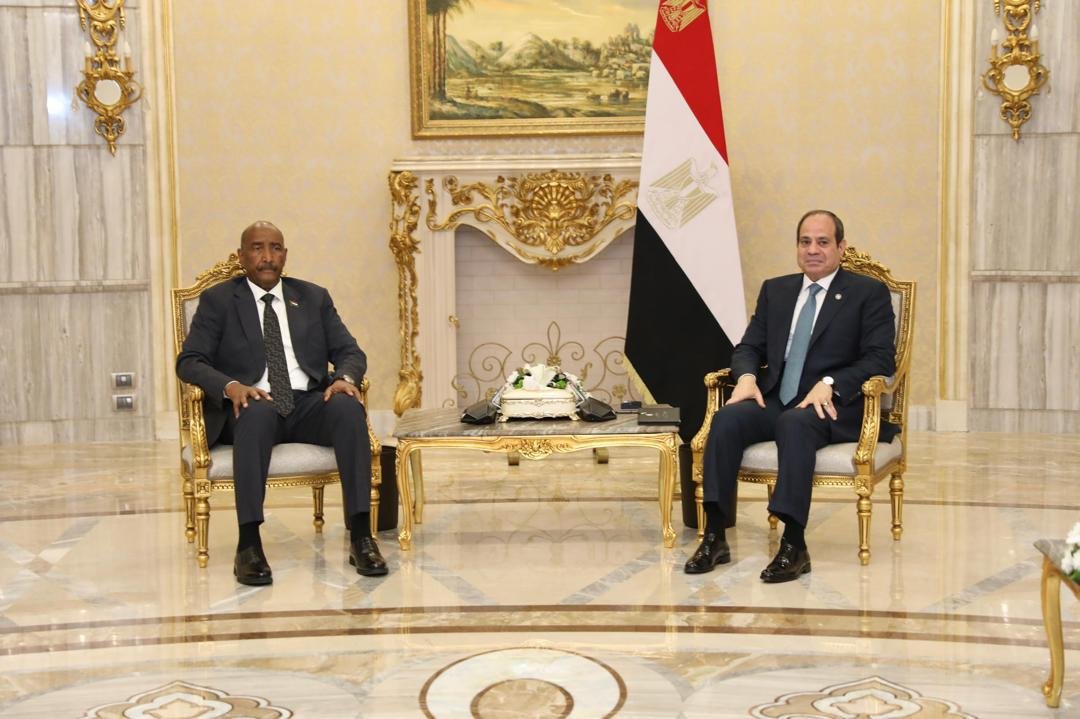 السيسي يبلغ البرهان تعهدات عن الأوضاع في السودان وتوجيهات بشأن إقامة السودانيين والطلاب في مصر