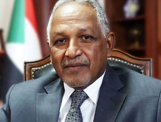 السودان .. البرهان يصدر قرارا بتعيين رئيس وزراء واعفاء وزيري الخارجية و التربية والتعليم وتكليف خلفا لهما