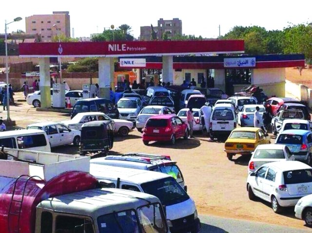 بعد مخاوف من أزمة في الامداد..مجلس الوزراء في السودان يعلن الوقود يكفي حتى أبريل