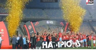 تليفزيون اليوم السابع يرصد لحظة احتفال لاعبى الأهلى بدرع الدورى.. فيديو