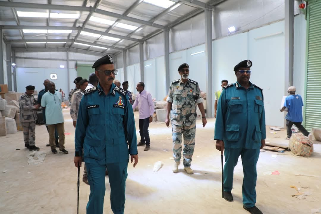 جولة مفاجئة تقود إلى ضبطية كبرى الجمارك تحبط تهريب شحنة خطيرة بمطار بورتسودان020 جولة مفاجئة تقود إلى ضبطية كبرى الجمارك تحبط تهريب شحنة خطيرة بمطار بورتسودان