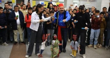 عرائس وأراجوز فى محطة مترو جامعة القاهرة لإسعاد الأطفال وتوعية الركاب.. صور