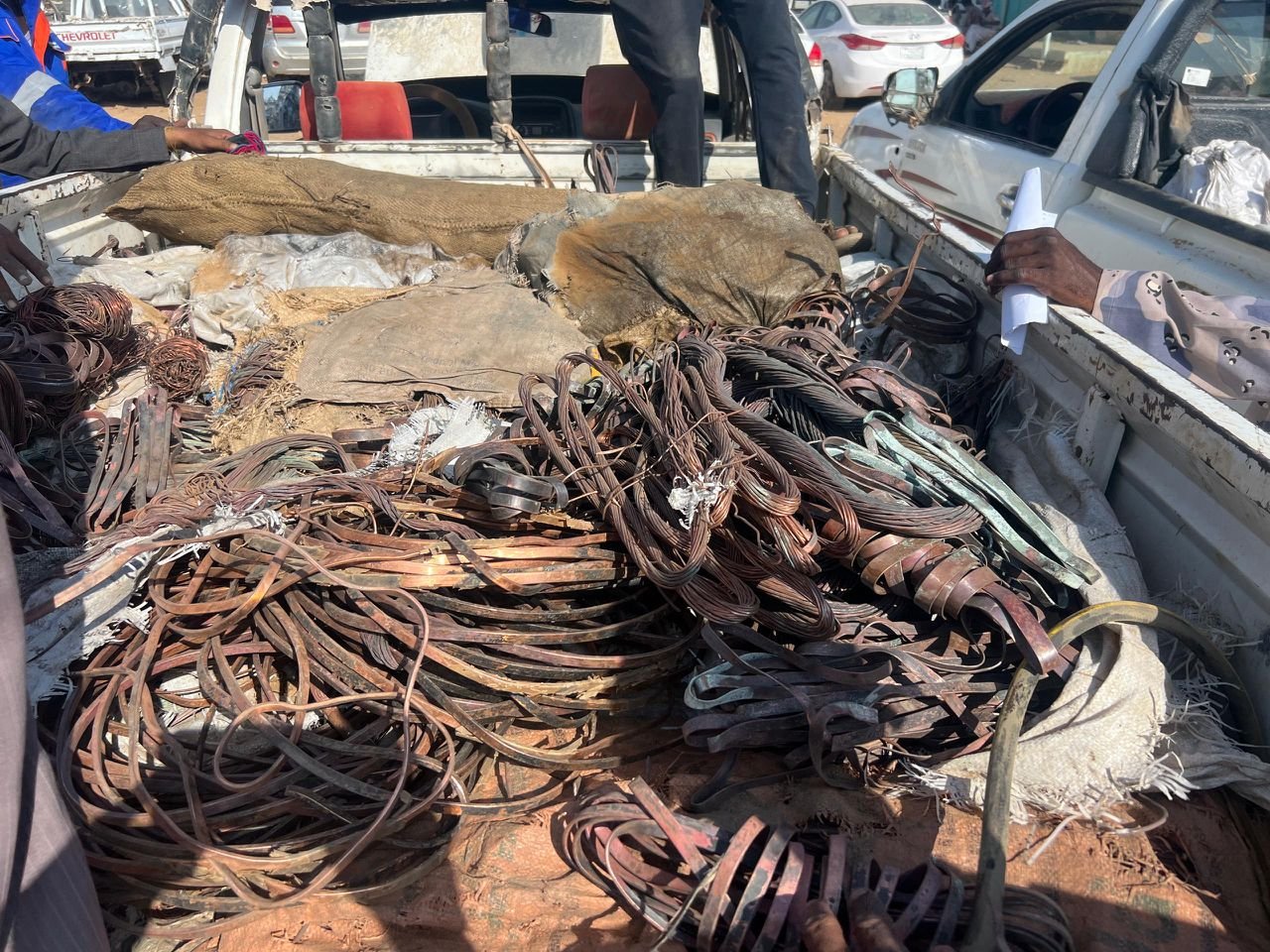 مسؤول حكومي سابق يكشف علاقة الإمارات بالنحاس المسروق من السودان.. برفقة حراسة مشددة من قيادات الدعم السريع020 مسؤول حكومي سابق يكشف علاقة الإمارات بالنحاس المسروق من السودان.. برفقة حراسة مشددة من قيادات الدعم السريع