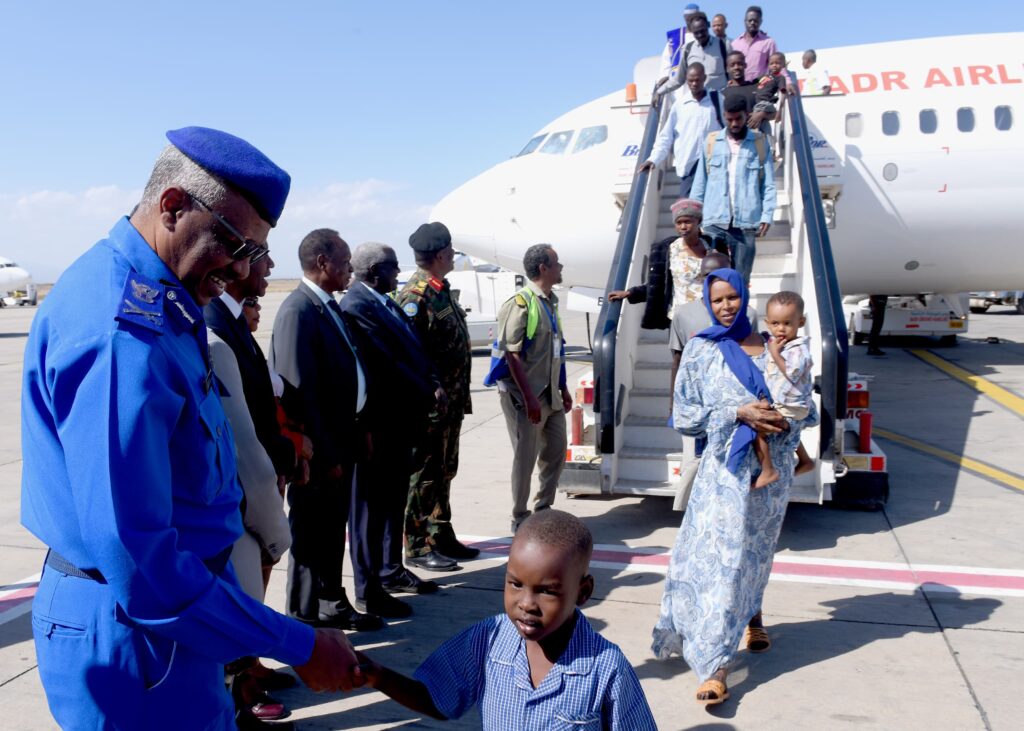 بالصور ..آستقبال أولى رحلات السودانيين العائدين من دولة جنوب السودان في مطار بورتسودان الدولي