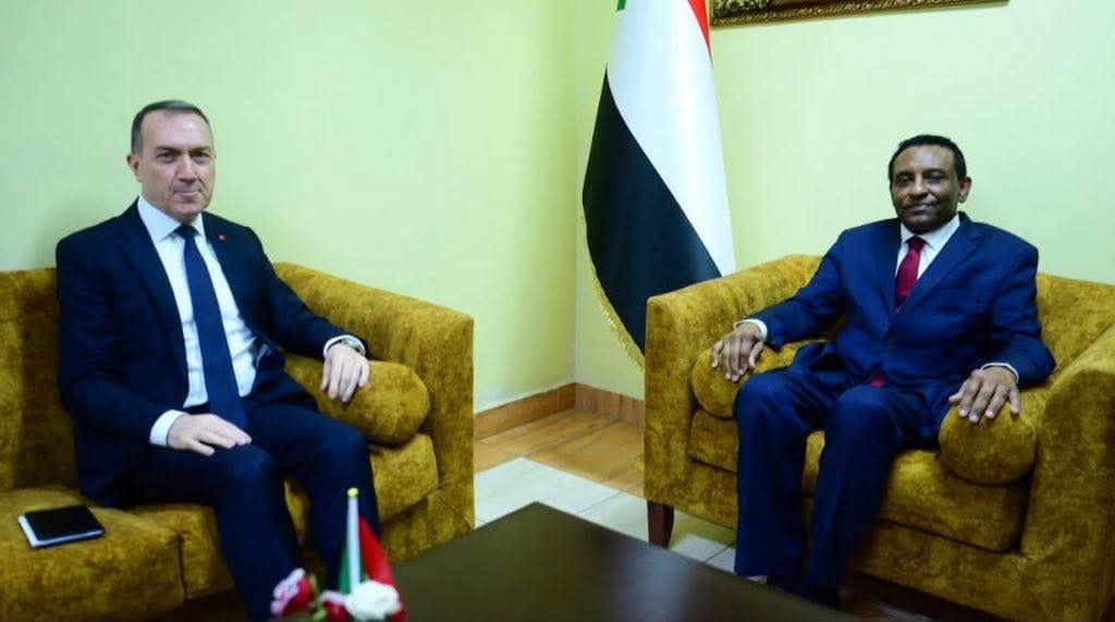 ماذا دار في لقاء رئيس الوزراء بالسفير التركي020 ماذا دار في لقاء رئيس الوزراء بالسفير التركي