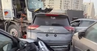 تهشم 7 سيارات بعد اصطدام تريلا بها داخل معرض بالقطامية.. صور020 تهشم 7 سيارات بعد اصطدام تريلا بها داخل معرض بالقطامية.. صور