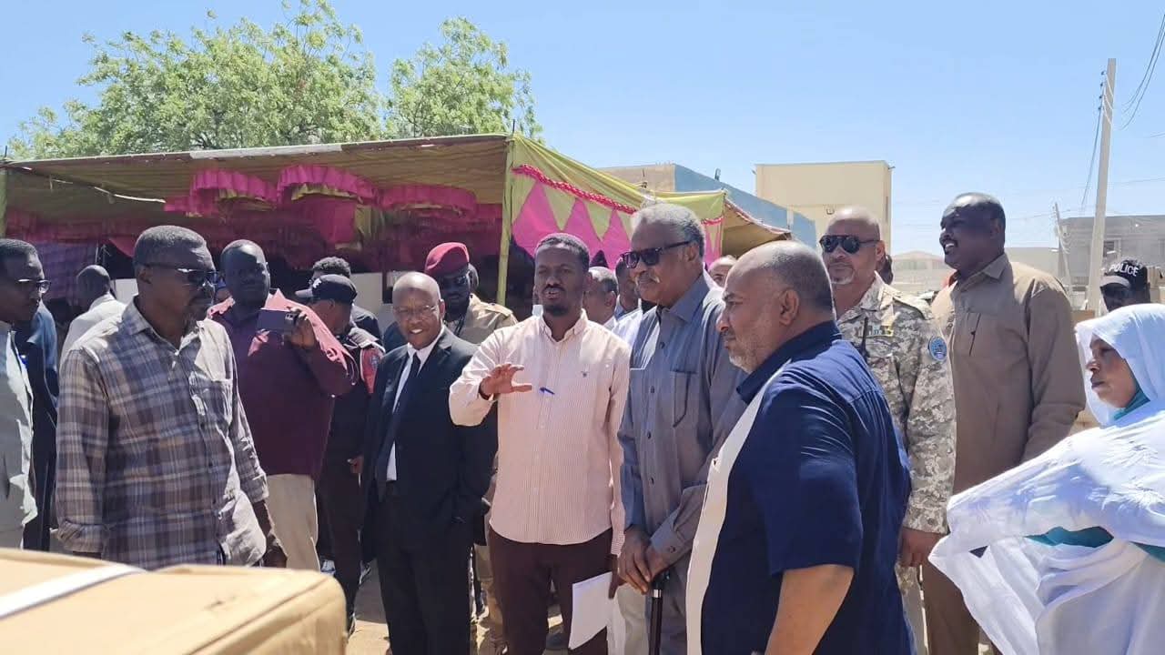 والي القضارف يدشن توزيع معينات الرعاية الصحية الأساسية للمحليات و300 سلة غذائية لمرضى الفشل الكلوي