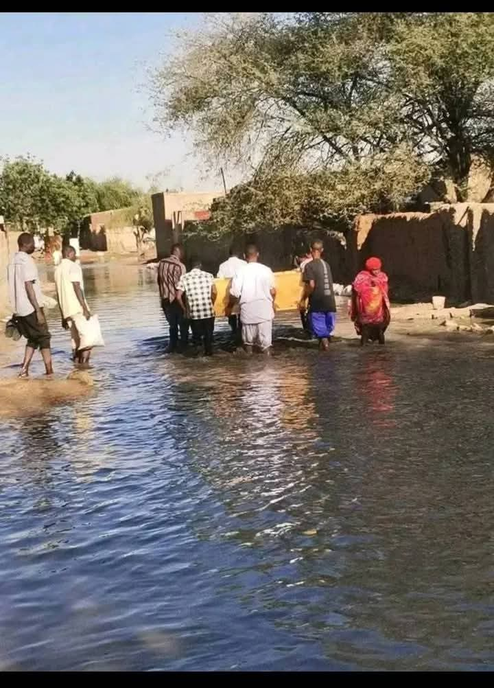 نزوح أعداد كبيرة من المواطنين بالأحياء السكنية التي غمرتها المياه بالجزيرة أبا