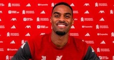 ليفربول يجدد عقد لاعبه الهولندي ريان جرافنبيرخ حتى عام 2031