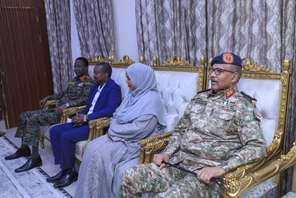 كامل إدريس رئيس وزراء السودان يقدم تعهدات في أول إجتماع مع أعضاء مجلس السيادة