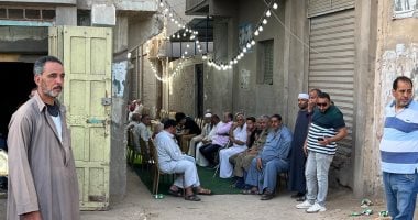الكل حزين.. تجمع الأهالى أمام منزل الشيخ سيد سعيد انتظارا لوصول جثمانه.. فيديو020 الكل حزين.. تجمع الأهالى أمام منزل الشيخ سيد سعيد انتظارا لوصول جثمانه.. فيديو