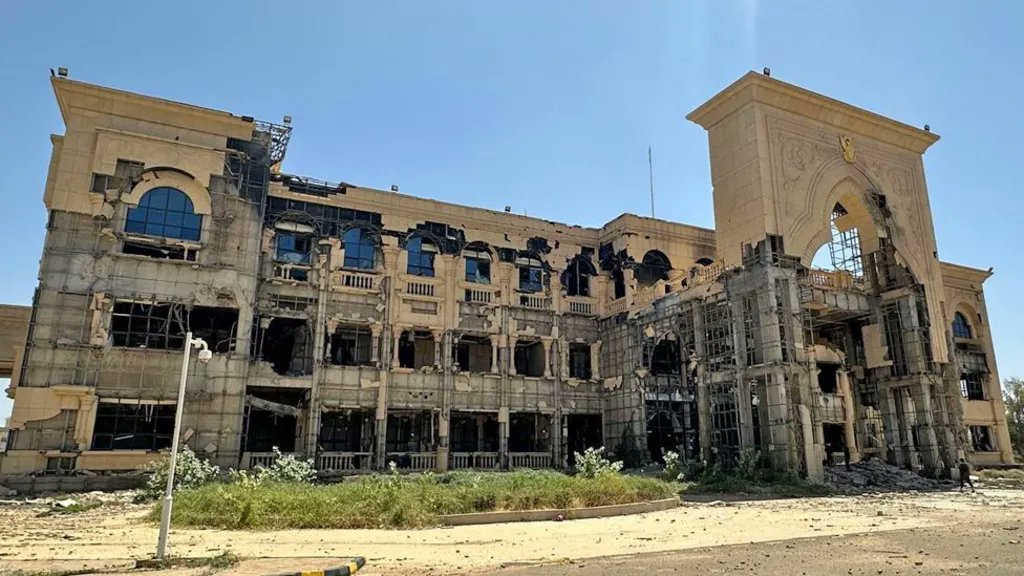 قصف القصر الجمهوري من جديد بمدفعية بعيدة المدى وسقوط قتلى وجرحى في منطقة منسية بأم درمان020 قصف القصر الجمهوري من جديد بمدفعية بعيدة المدى وسقوط قتلى وجرحى في منطقة منسية بأم درمان