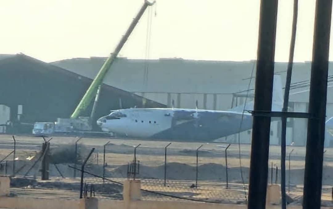 إنزال خطير في مطار الكفرة.. طائرتا شحن تهبطان وسط استنفار عسكري020 إنزال خطير في مطار الكفرة.. طائرتا شحن تهبطان وسط استنفار عسكري