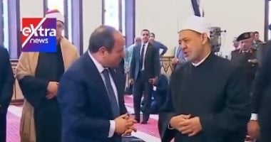 حديث جانبى بين الرئيس السيسي وشيخ الأزهر بعد صلاة الجمعة.. فيديو