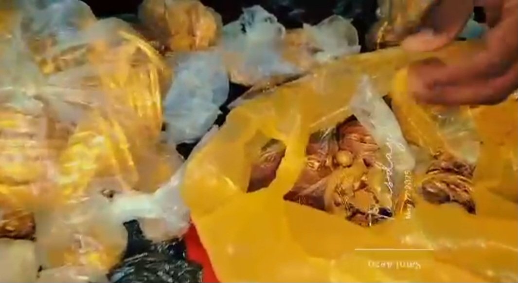 بالفيديو .. القبض على عناصر من الدعم السريع وكميات من الذهب ومليارات الجنيهات مهربة
