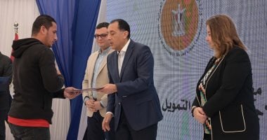 رئيس الوزراء يسلم عقود وحدات سكنية ضمن المبادرة الرئاسية سكن لكل المصريين