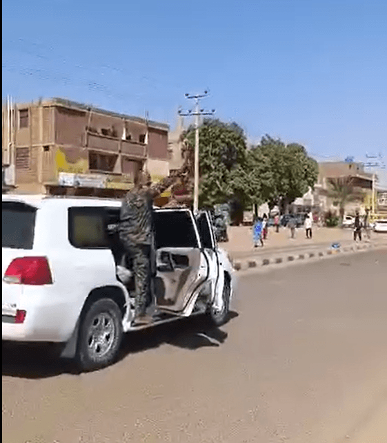 شاهدالبرهان يتفقد المواطنين في شوارع أمدرمان بعد المجـ.ـزرة  