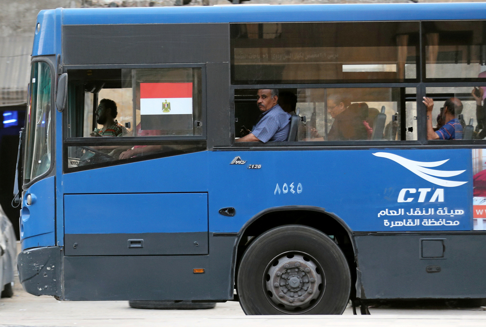 سائق “حافلة” مواصلات سوداني في مصر يطرب مواطنيه الركاب بأحد شوارع القاهرة على أنغام أغنيات (الزنق والهجيج)