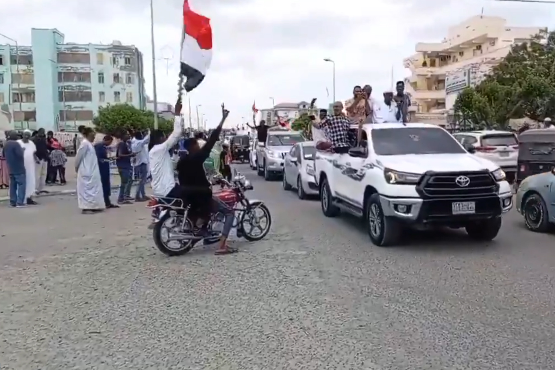 سودانيون وعرب يتفاعلون مع دخول الجيش ود مدني