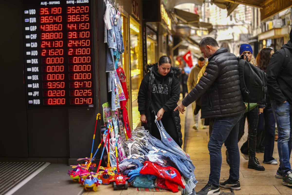 المركزي التركي يخفض سعر الفائدة إلى 45 في المائة