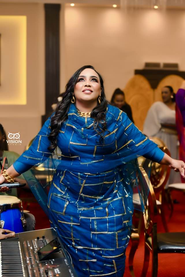 شاهد بالفيديو.. على أنغام سوي كدة لمن يسحروك.. الفنانة هدى عربي تشعل مواقع التواصل بوصلة رقص مثيرة خلال حفل زواج أسطوري بالقاهرة وشاعر الأغنية يكتب لها: الله يفرحك زي ما فرحتيني