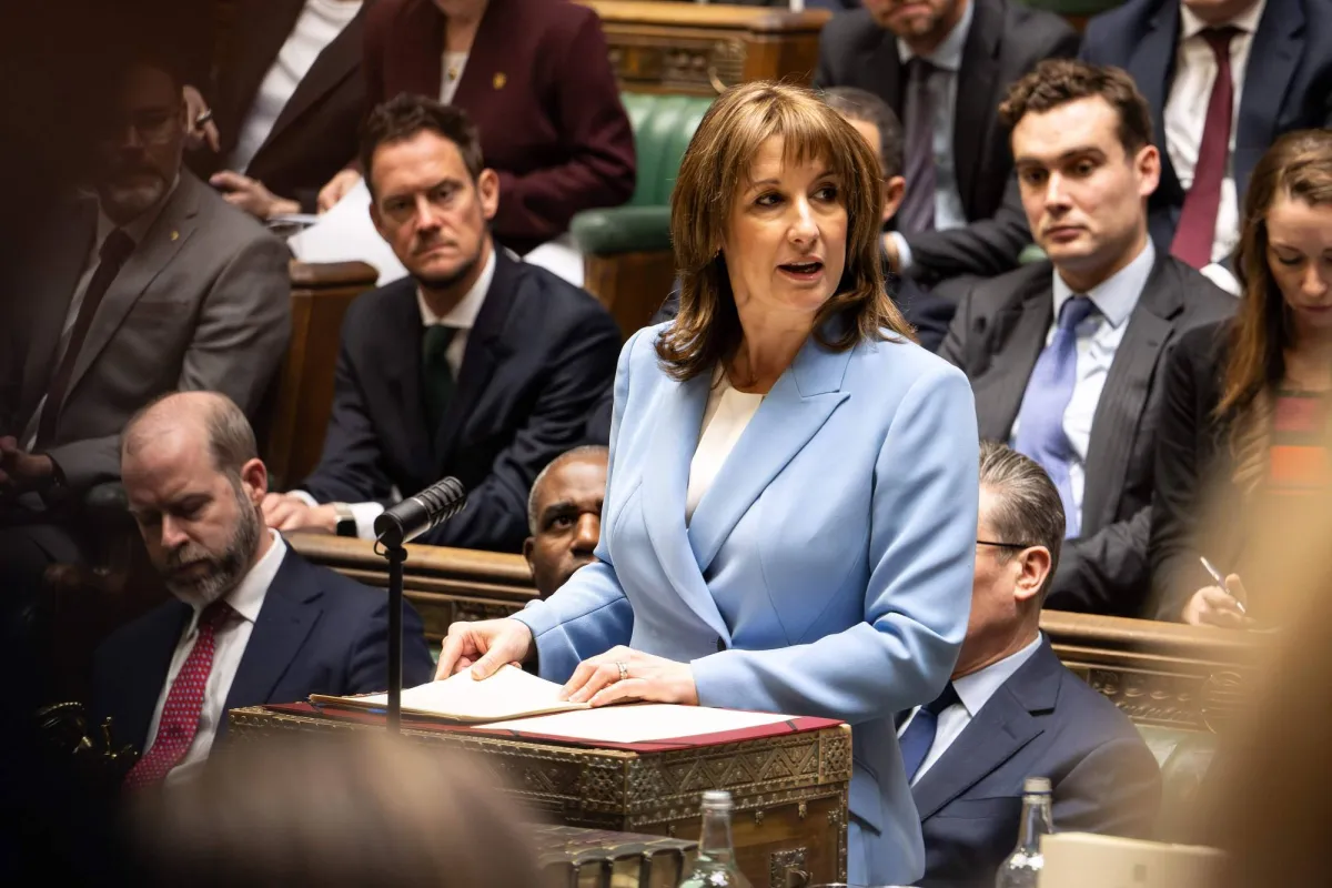 وزيرة المالية البريطانية تتعهد بتخفيف أثر صراع الشرق الأوسط على المستهلكين