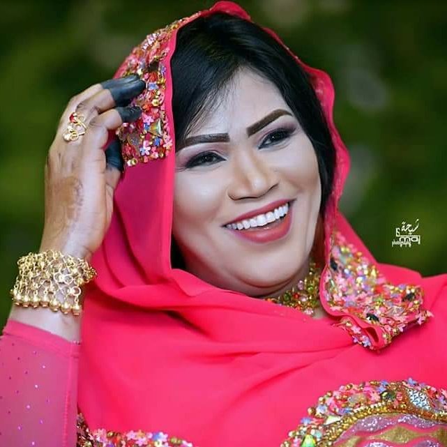 شاهد بالفيديو.. الفنانة إنصاف مدني تعتدي على أحد أصدقائها بــاللبعة أثناء تفاعله في الرقص خلال حفل أحيته بإحدى دول الخليج