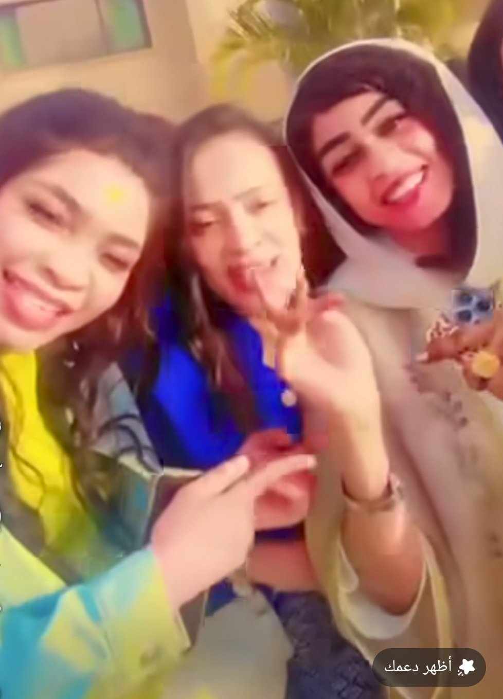 شاهد بالصورة والفيديو.. أطلقت على نفسها لقب شيخة ست الكل.. الفنانة السودانية مروة الدولية تحشد عدد من الفتيات للترويج لأغنيتها الجديدة بطريقة مثيرة