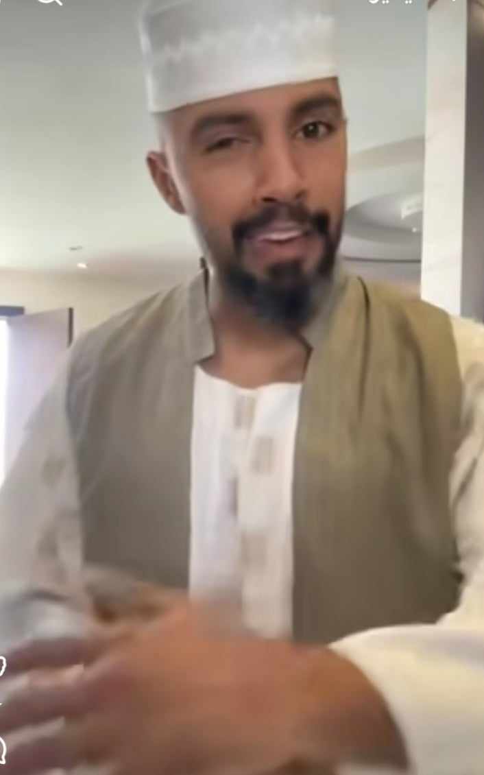 شاهد بالصورة والفيديو.. ناشط سعودي يحتفل بالعيد الوطني للملكة بالزي السوداني الأنيق الجلابية والطاقية والسديري والمركوب ويؤكد: هذا الطقم كلفني 1250 ريال