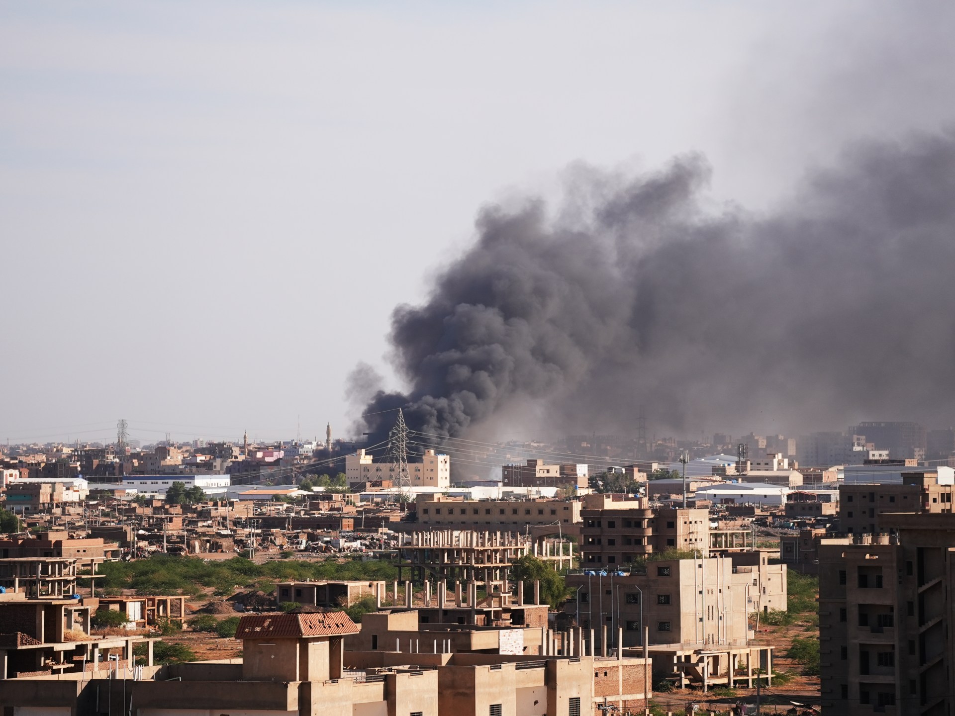 الجيش السوداني يسيطر على مناطق بالخرطوم ويستهدف القصر الرئاسي